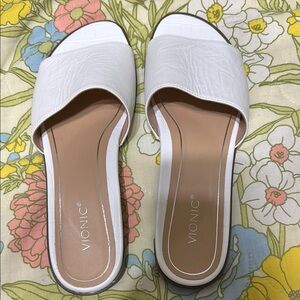 BRAND NEW Vionic White Slide Sandals Size 9